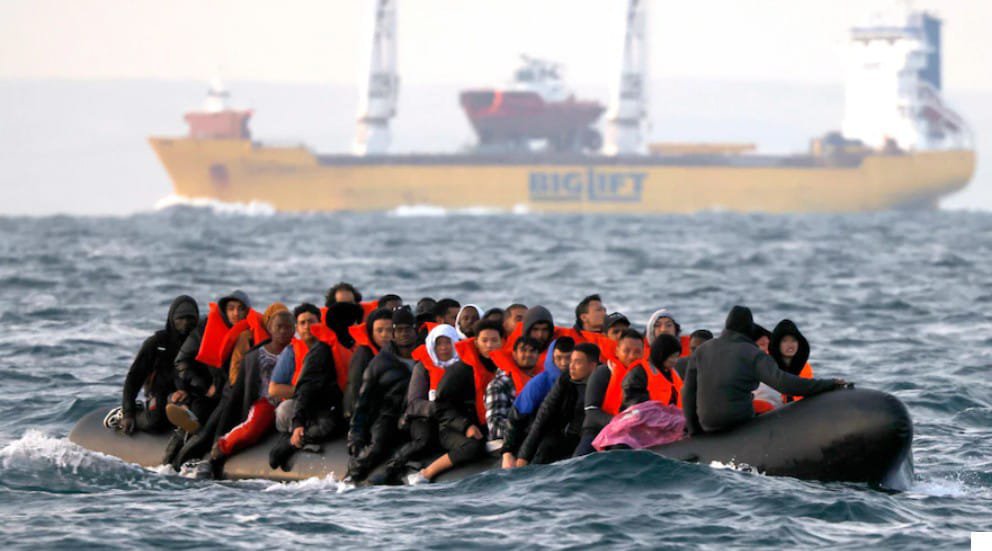 Boat-carrying-60-migrants