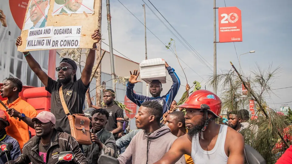 Anti-Rwanda protesters march to the border of the Democratic Republic of Congo